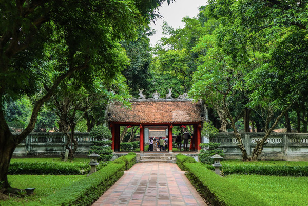 Khuôn viên Văn Miếu Quốc Tử Giám với Giếng Thiên Quang và Khuê Văn Các