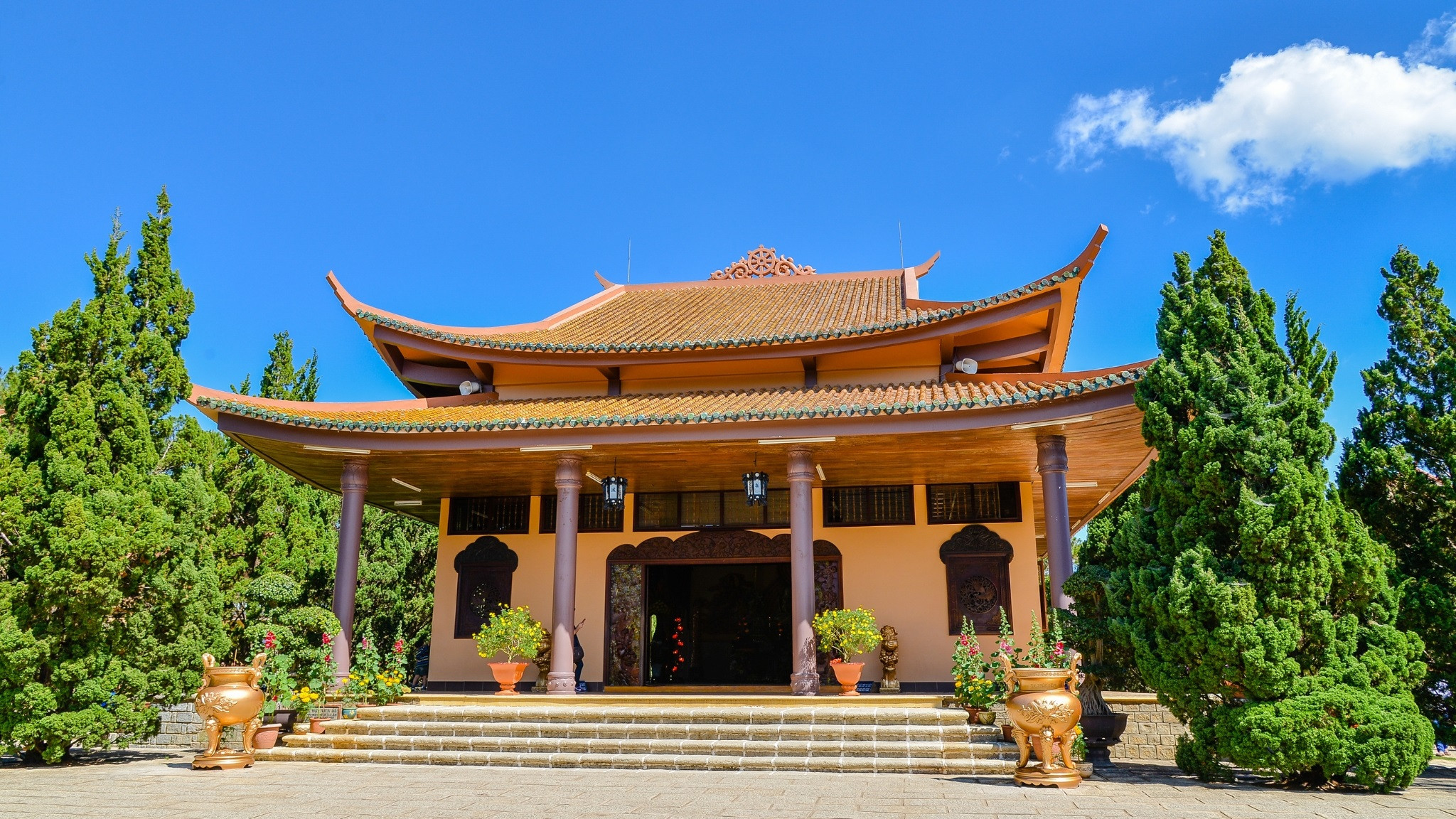Khuôn viên xanh mát của Thiền Viện Trúc Lâm, điểm đến thanh tịnh trong hành trình taxi tour du lịch Lâm Đồng.