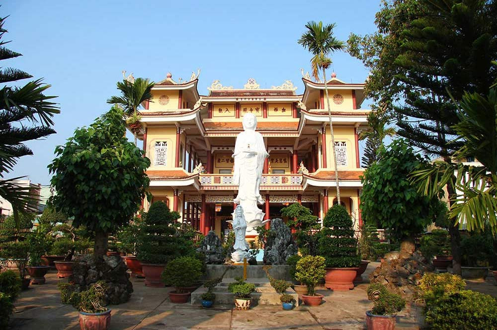 Khuôn viên xanh mát tại Chùa Bửu Nghiêm