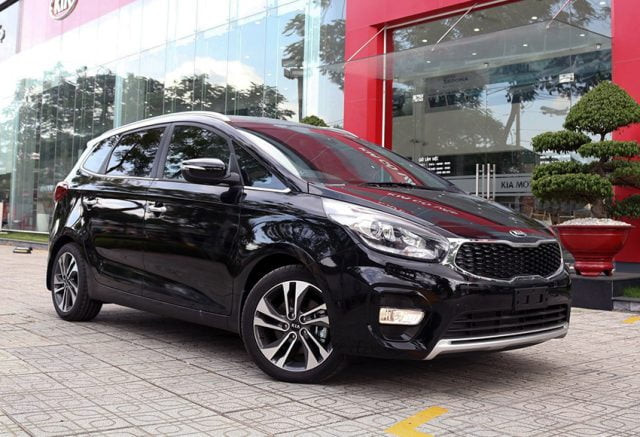Kia Rondo màu đen đỗ trong bãi, mẫu MPV khoảng 700 triệu đồng mang đến tiện nghi và không gian rộng rãi