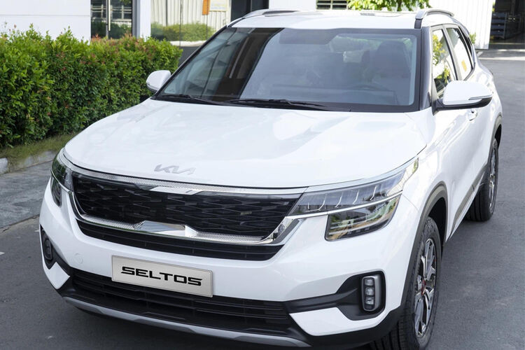 KIA Seltos màu trắng, mẫu xe SUV đô thị phổ biến thuộc phân khúc xe ô tô 700-800 triệu gầm cao.