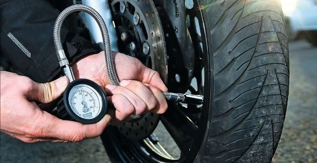 Kiểm tra áp suất lốp xe máy điện