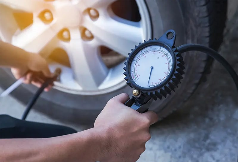Kiểm tra áp suất lốp xe ô tô