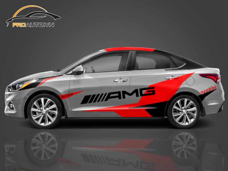 Kiểm tra chất lượng dán wrap đổi màu trên xe Hyundai Accent trước khi bàn giao.