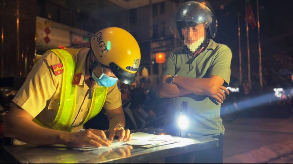 Kiểm tra giấy tờ xe tại chốt giao thông để lập biên bản vi phạm