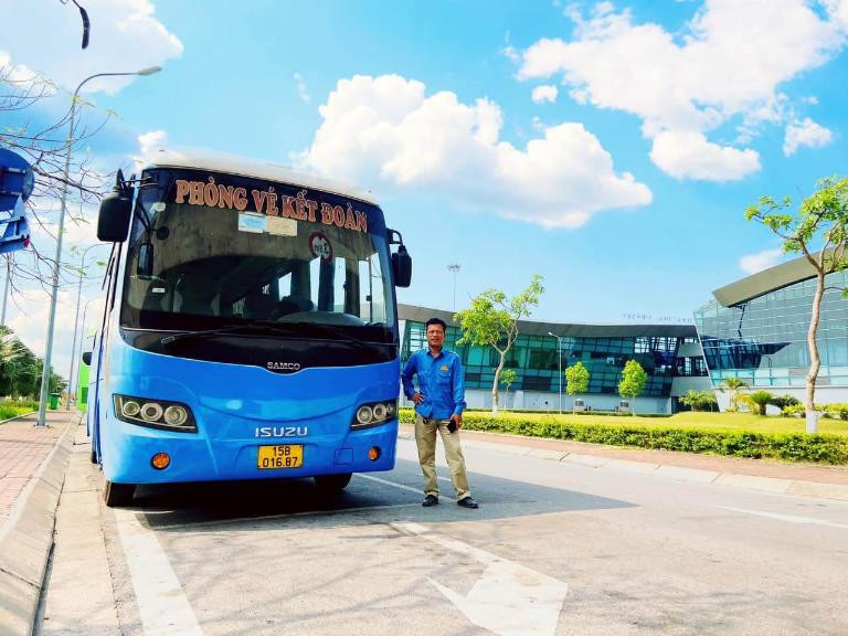 Kiểm tra hành lý trước khi lên xe khách Nhà Xe Kết Đoàn