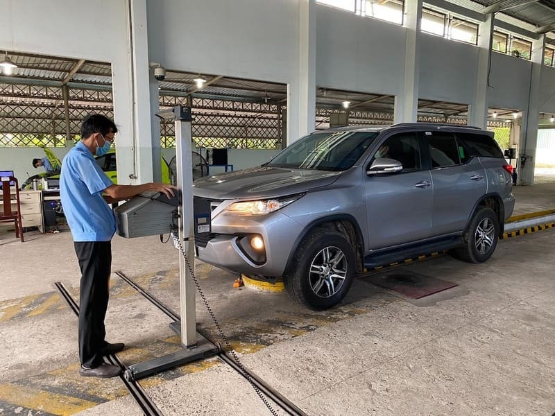 Kiểm tra kỹ thuật bên trong trung tâm đăng kiểm ô tô ở Hà Nội
