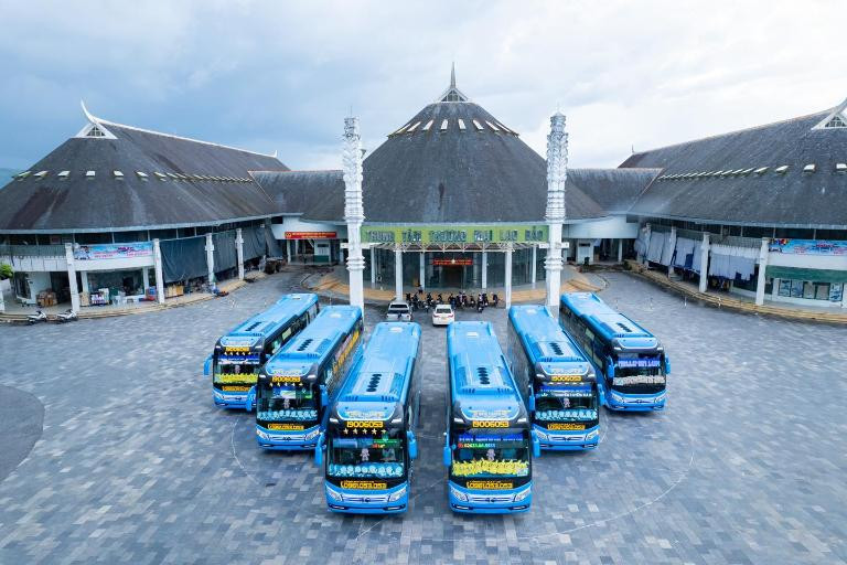 Kiểm tra thông tin trên vé xe Tân Quang Dũng trước khi khởi hành