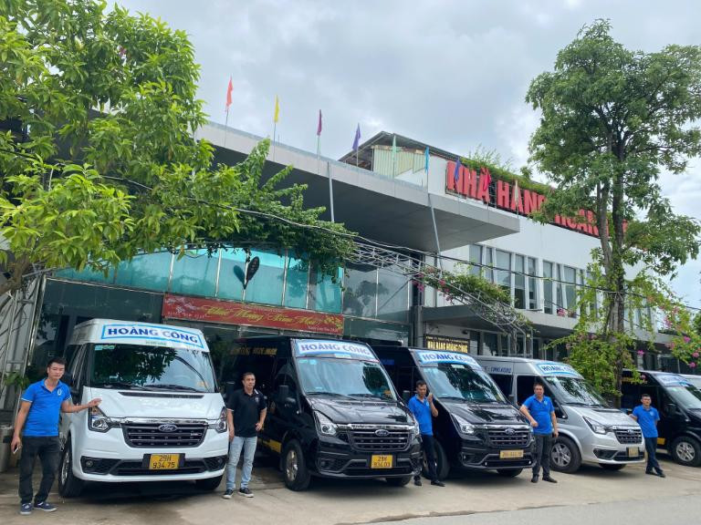 Kiểm tra thông tin vé trước khi lên xe Hoàng Công