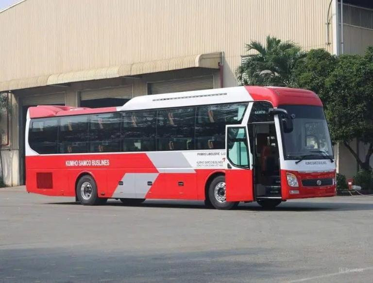 Kiểm tra thông tin vé trước khi lên xe