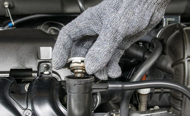 Kiểm tra trực tiếp van PCV để phát hiện dấu hiệu hư hỏng