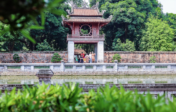 Kiến trúc cổ kính của Văn Miếu Quốc Tử Giám với mái ngói cong truyền thống