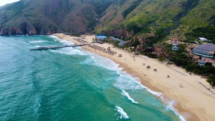 Kỳ Co sở hữu vùng biển với hai tầng màu hiếm có