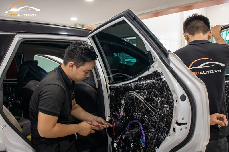 kỹ thuật viên âm thanh lắp đặt loa ô tô