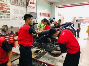 Kỹ thuật viên chuyên nghiệp tư vấn và thay thế phụ tùng xe Exciter 150