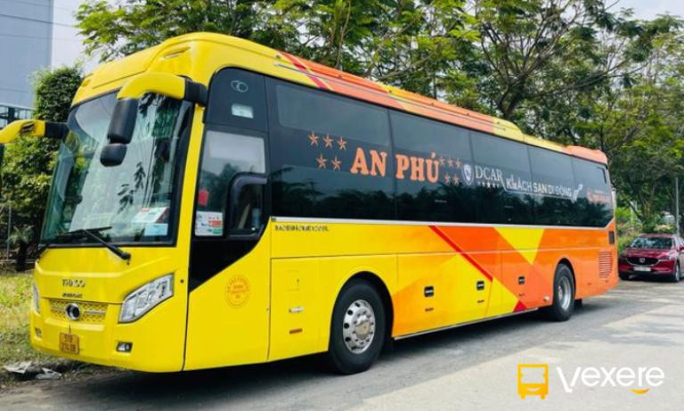 Kỹ thuật viên đang kiểm tra động cơ xe vận tải hành khách, đảm bảo bảo dưỡng định kỳ và an toàn xe trước chuyến đi