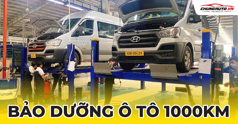 Kỹ thuật viên đang kiểm tra xe ô tô trong quá trình bảo dưỡng 1000km