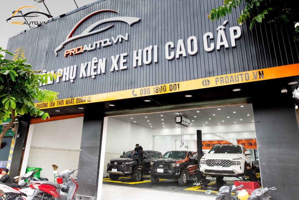 Kỹ thuật viên đang tiến hành lắp đặt amply xe hơi