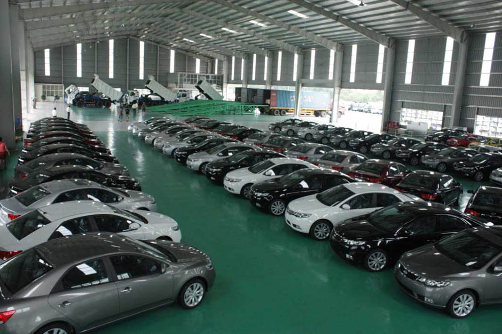 Kỹ thuật viên kiểm tra chi tiết động cơ xe cũ