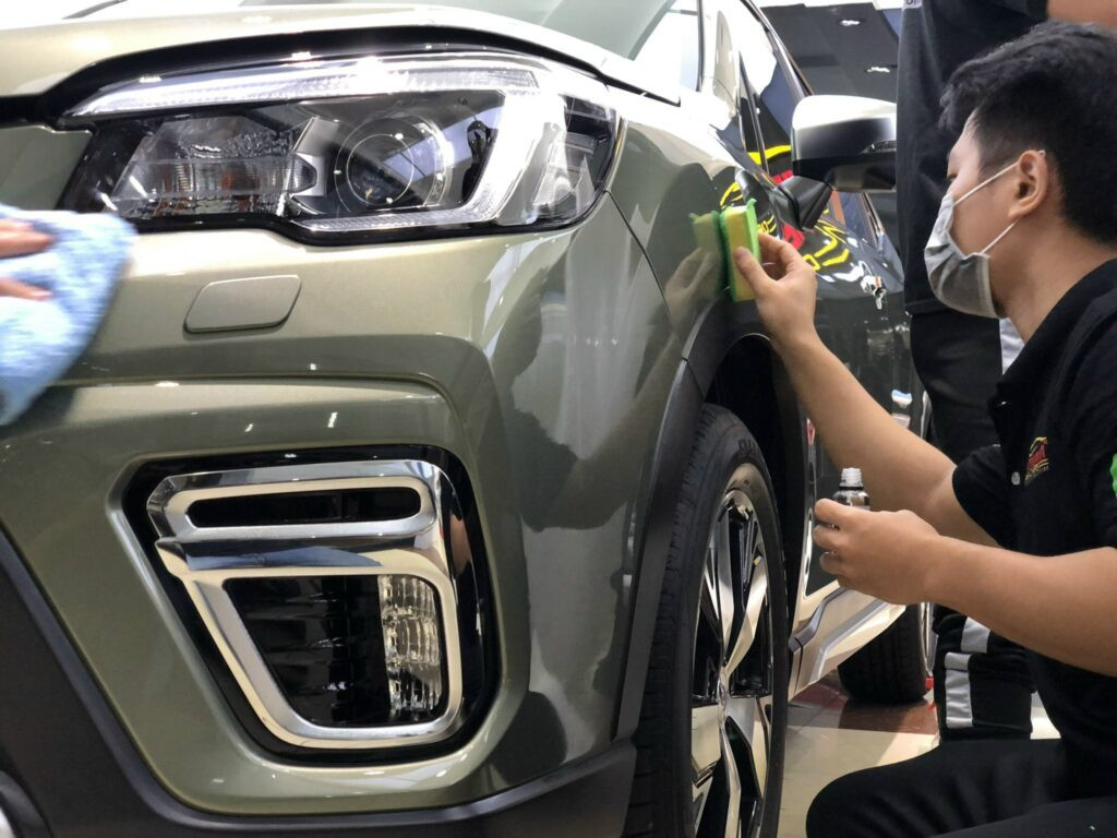 Kỹ thuật viên phủ ceramic xe ô tô