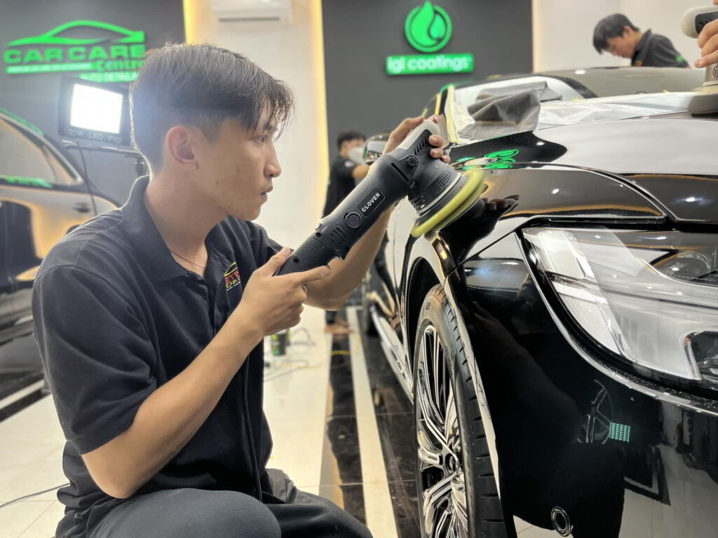 Kỹ thuật viên thực hiện đánh bóng sơn xe ô tô
