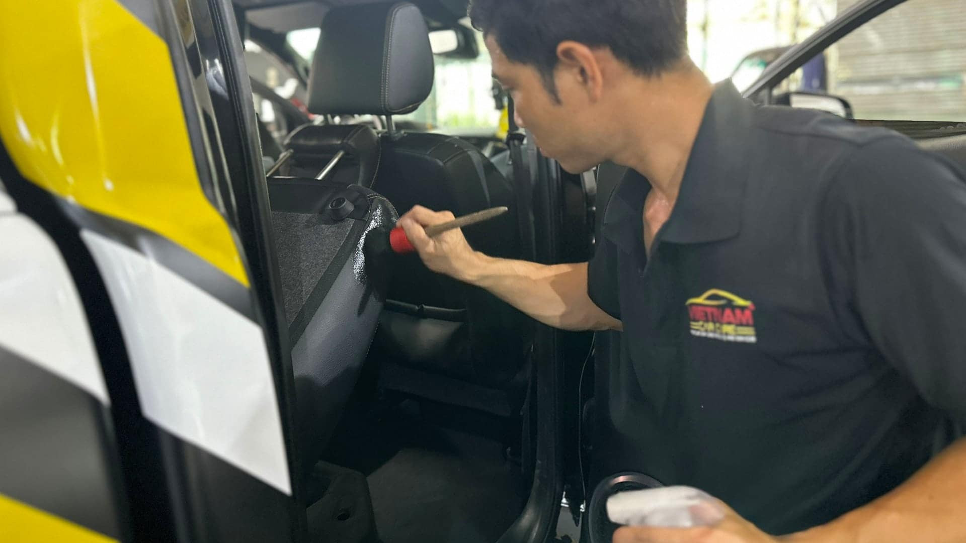 Kỹ thuật viên vệ sinh ghế xe