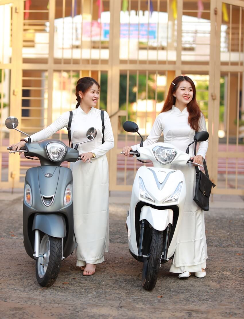 Kymco Hermosa 50cc màu đỏ nổi bật với kiểu dáng xe ga lớn, sang trọng