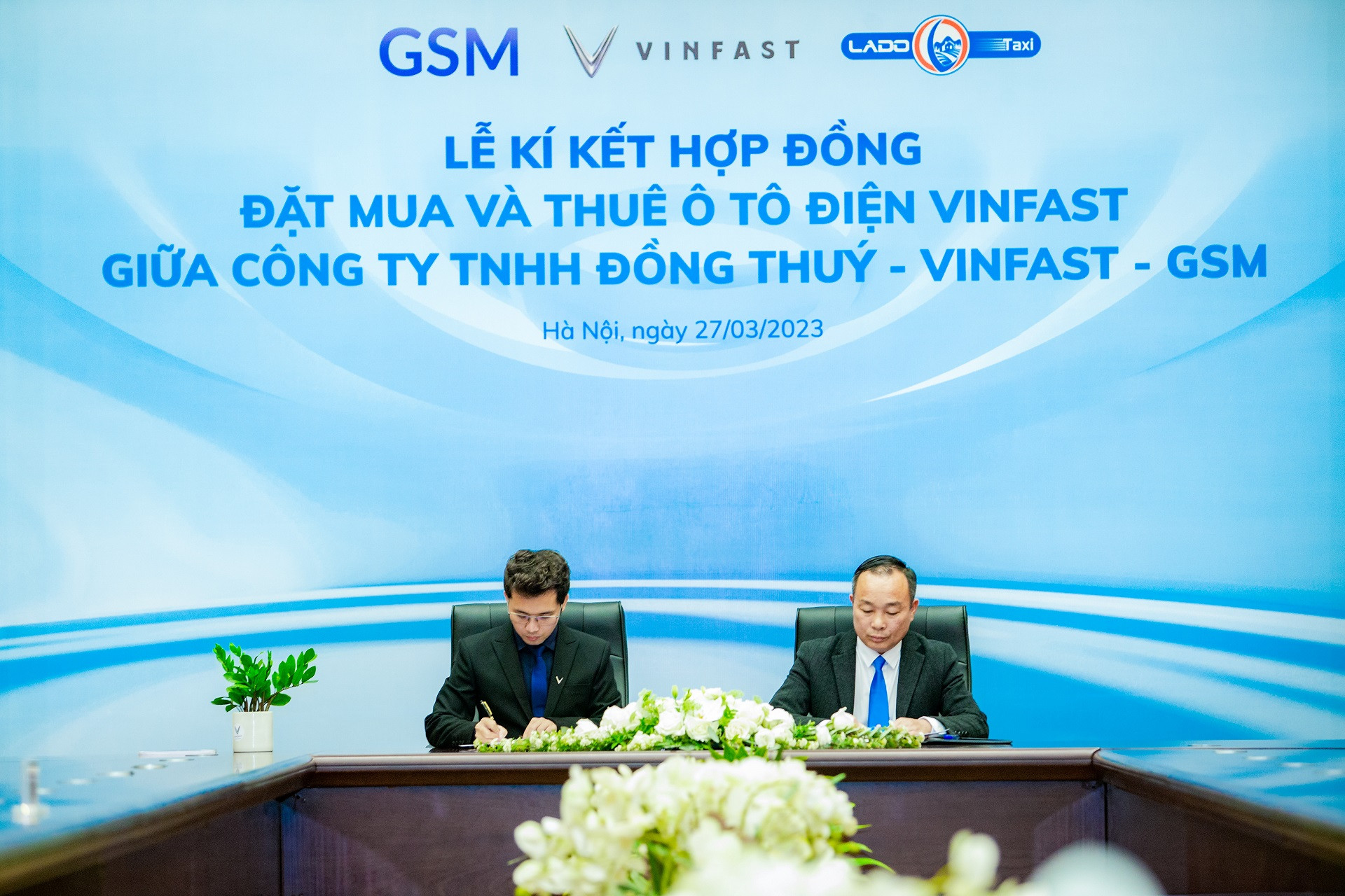 Lado Taxi và VinFast ký kết hợp tác xe điện