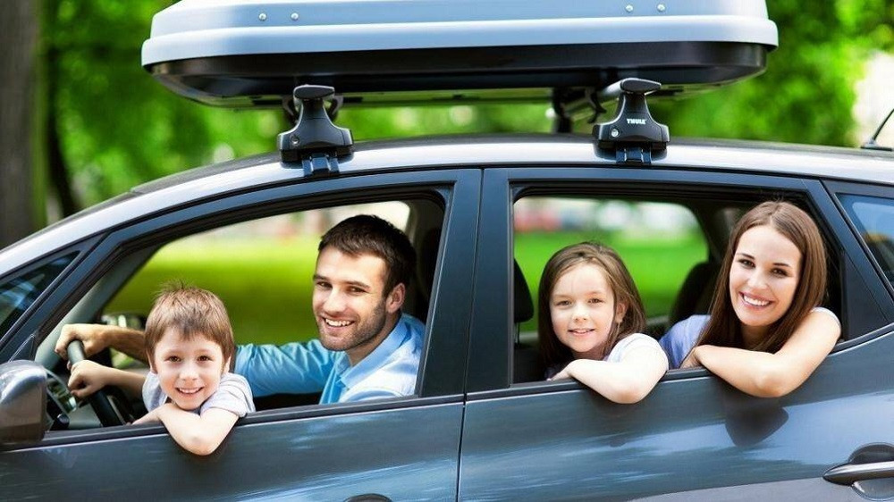 Lái thử xe ô tô cũ trên đường để kiểm tra khả năng vận hành