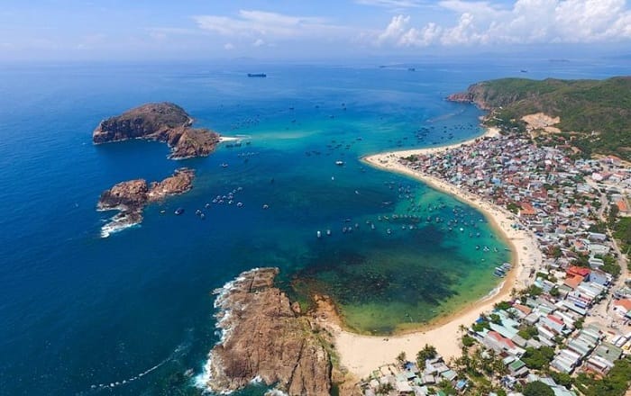 Làng chài nằm trên bán đảo Phương Mai, thuộc xã Nhơn Hải