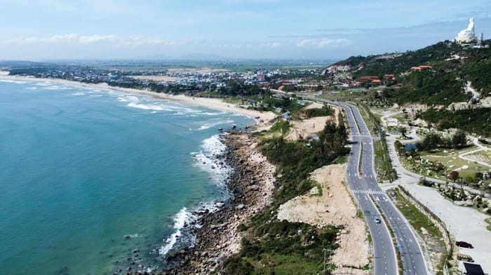 Có thể di chuyển bằng xe ô tô đến Nhơn Hải