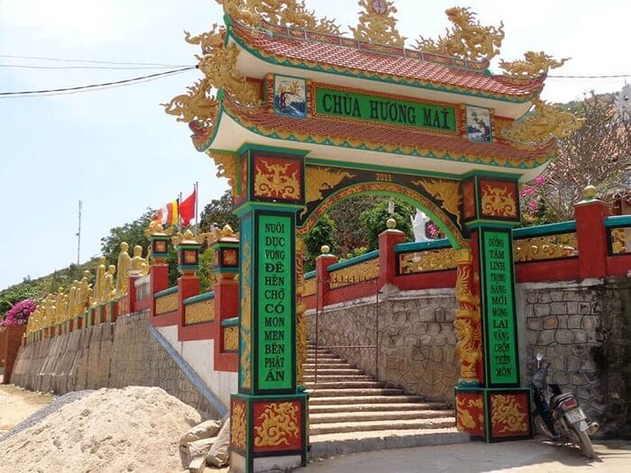 Ngôi chùa bình yên tại làng chài