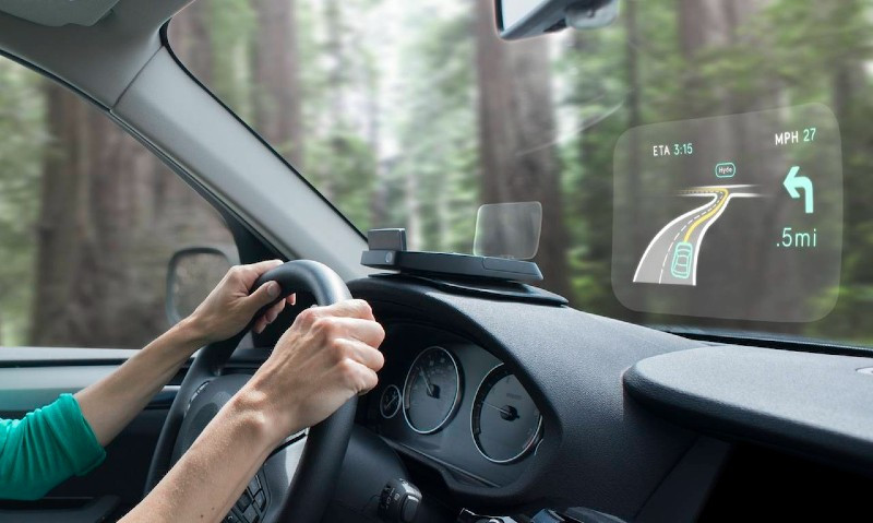 lắp đặt màn hình HUD hiển thị đa dạng thông số trên taplo xe
