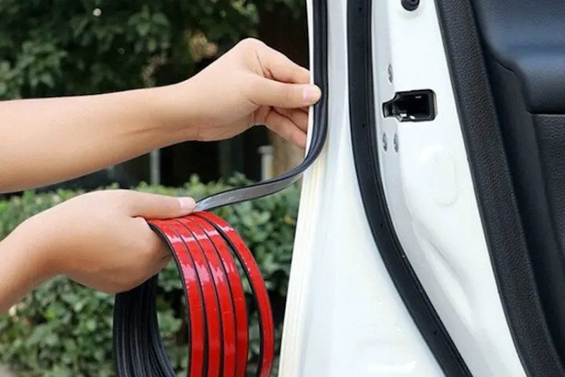 Lắp gioăng cao su giảm tiếng ồn cửa xe ô tô