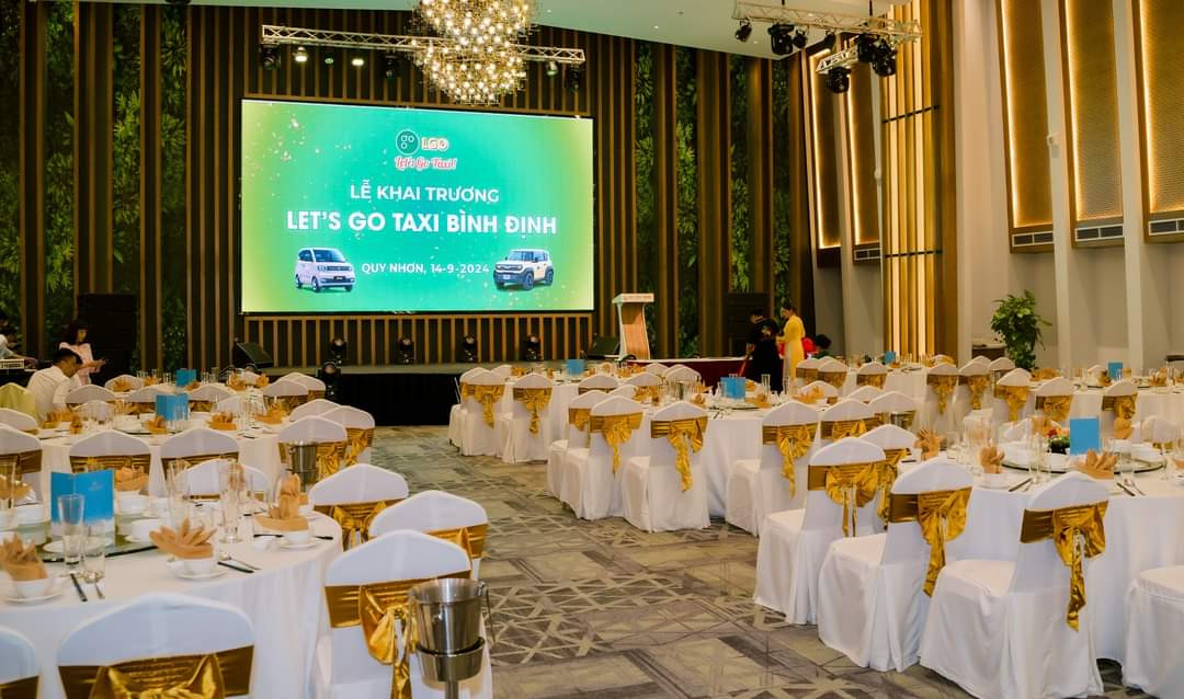 Lễ khai trương Let's Go Taxi Quy Nhơn với đông đảo khách mời và lãnh đạo.