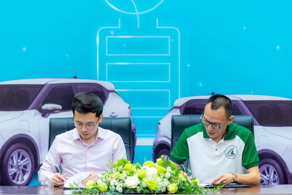 Lễ ký kết hợp tác giữa Di chuyển Xanh Đông Bắc và GSM về taxi điện