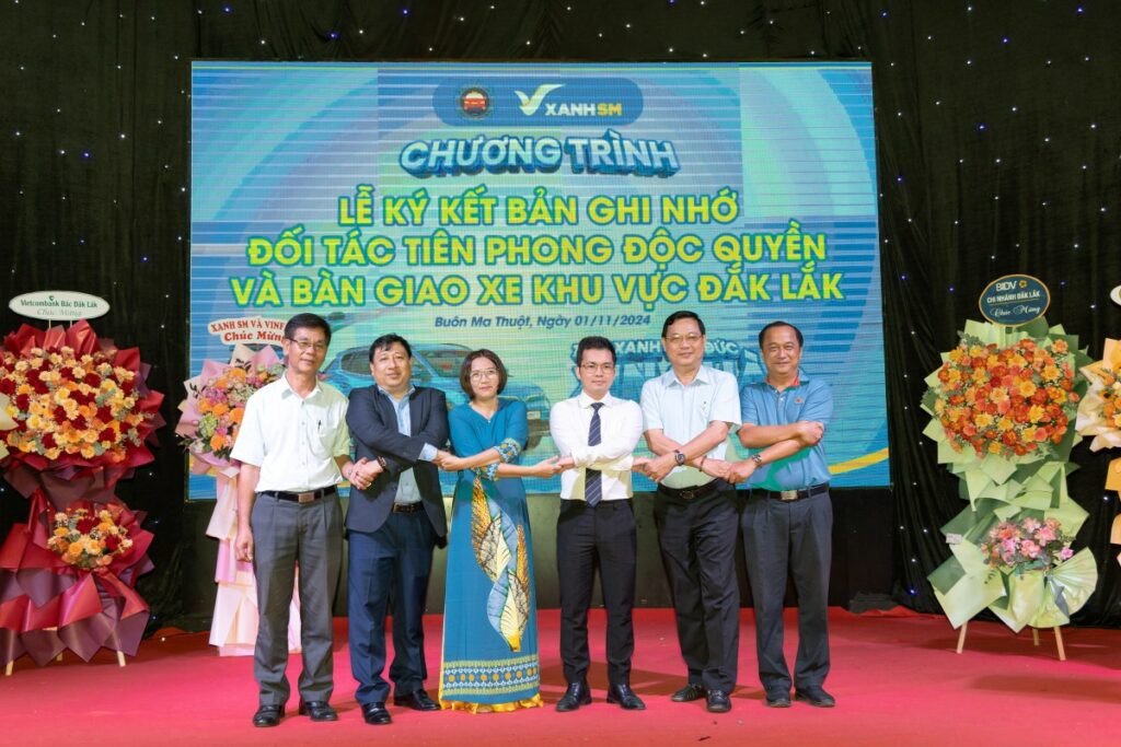 Lễ ký kết hợp tác phát triển taxi điện VinFast BMT giữa Taxi Xanh Việt Đức và GSM tại Đắk Lắk