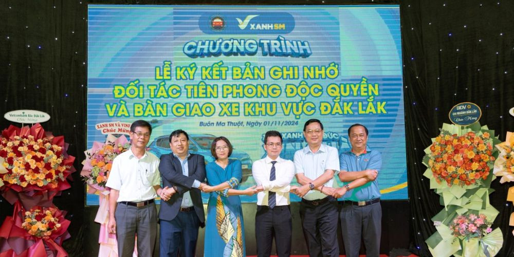 Lễ ký kết hợp tác Taxi Xanh Việt Đức và Xanh SM triển khai dịch vụ taxi bmt hiện đang mở