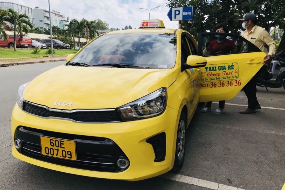 Liên hệ hotline Cheap Taxi Vĩnh Long để đặt xe giá tốt