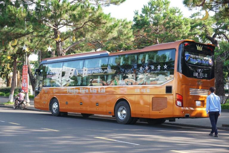Liên hệ tổng đài Nhà xe Thuận Tiến để đặt vé