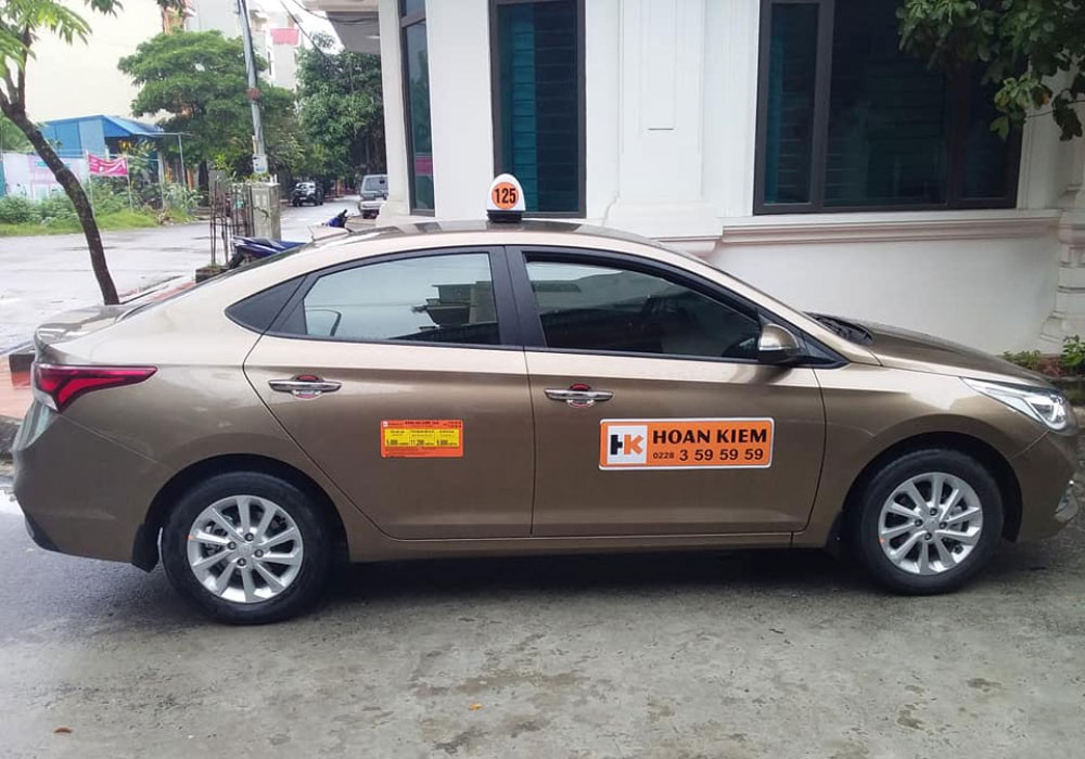 Logo hãng Taxi Hoàn Kiếm với tông màu cam đặc trưng