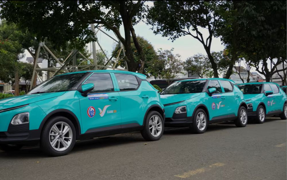 Logo Lado Taxi và Xanh SM trên thân xe điện, đánh dấu sự hợp tác chiến lược mang dịch vụ taxi điện Tân Phú Đồng Nai đến gần hơn với người dân.
