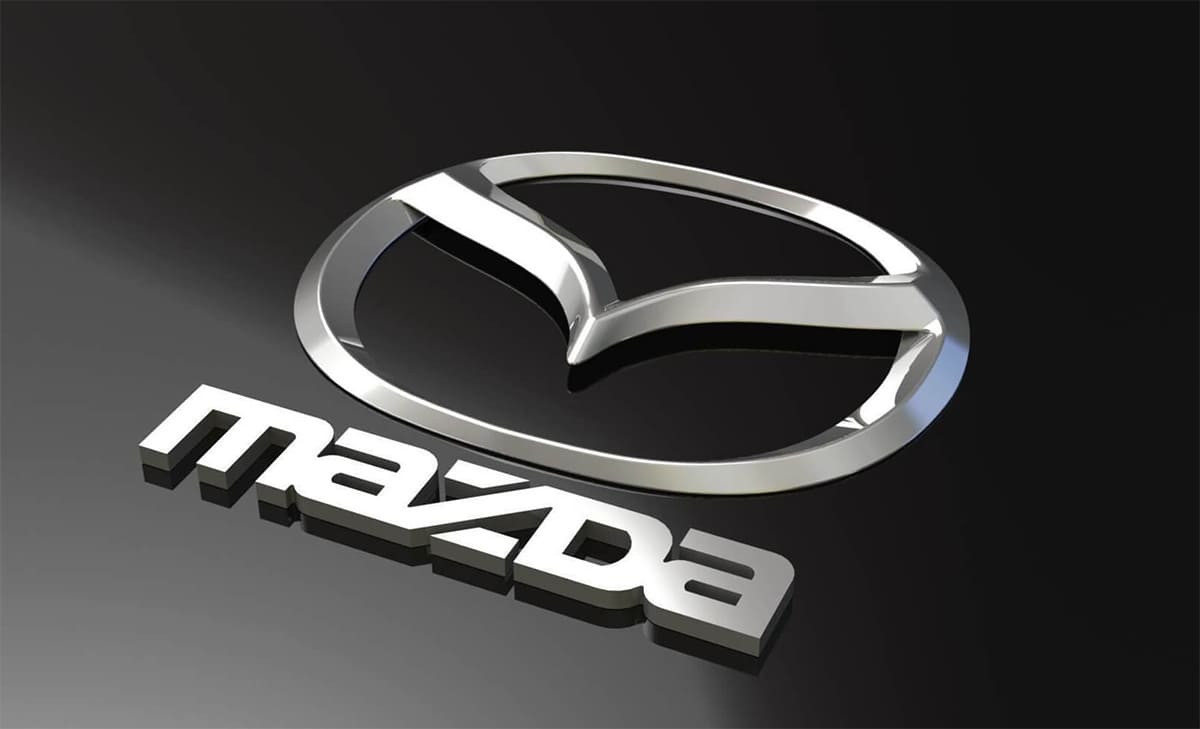 Logo Mazda trên nền xanh, biểu trưng cho nguồn gốc thương hiệu Nhật Bản