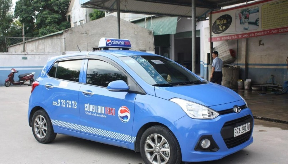 Logo Taxi Sông Lam trên xe