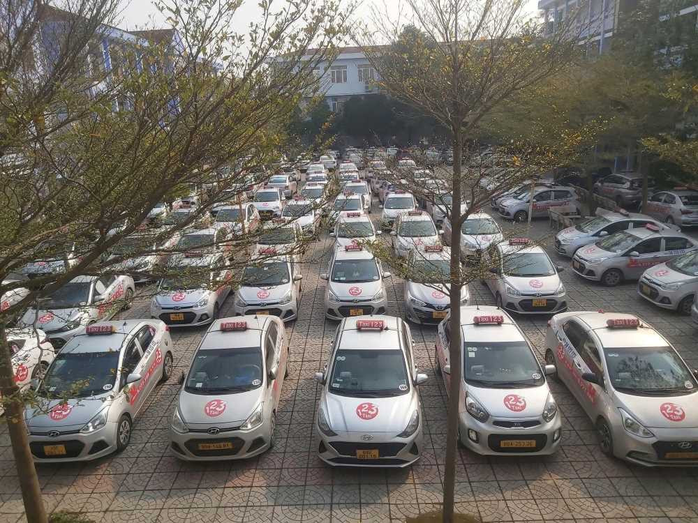 Logo và dòng chữ Taxi 123 Bắc Ninh trên một chiếc xe màu trắng