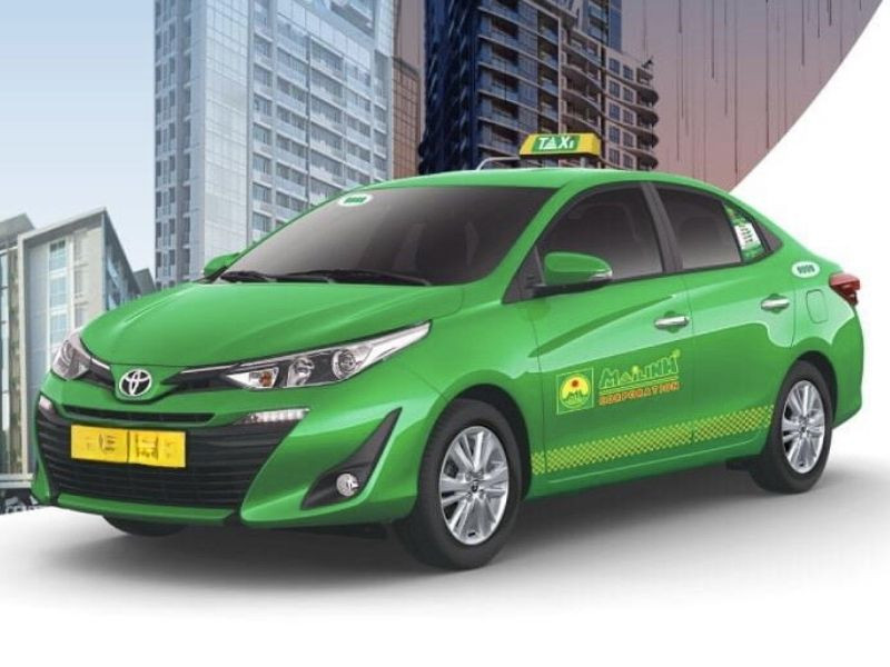 Logo và xe của Taxi Mai Linh