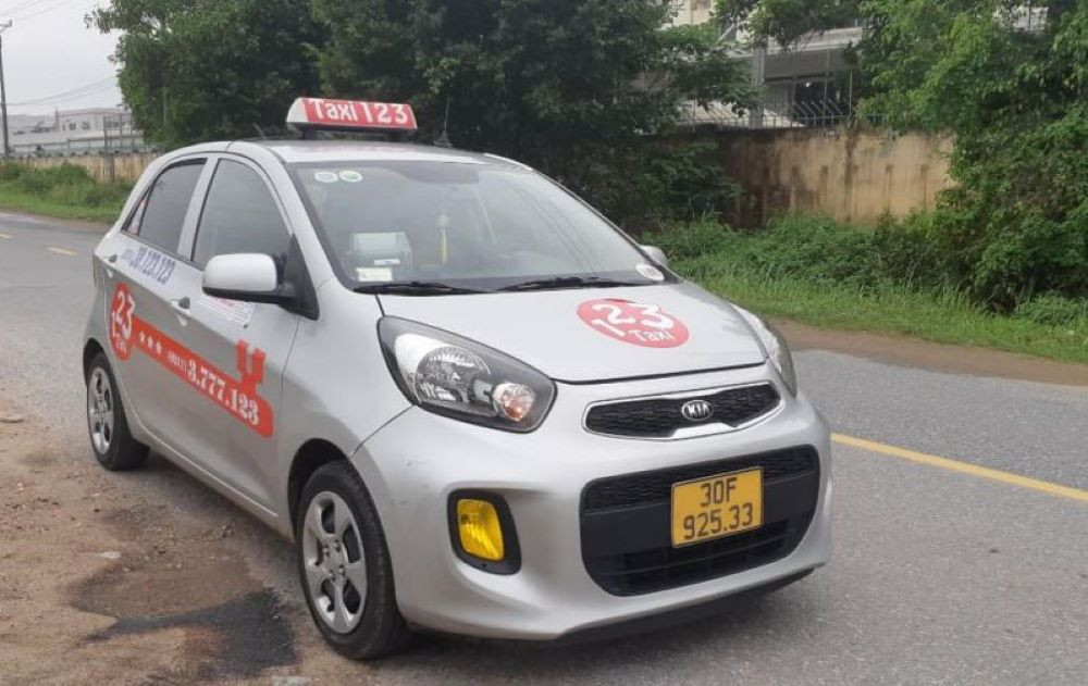 Logo và xe taxi 123 màu xanh đậm, thể hiện dịch vụ taxi đáng tin cậy tại Sóc Sơn