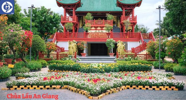Lối đi và cầu thang màu đỏ rực rỡ mang phong cách Nhật Bản tại Chùa Lầu An Giang