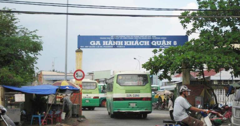 Lối vào Bến xe Quận 8 từ tuyến đường chính