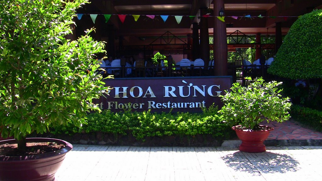 Lối vào Nhà hàng Hoa Rừng trong khuôn viên Suối nước nóng Bình Châu